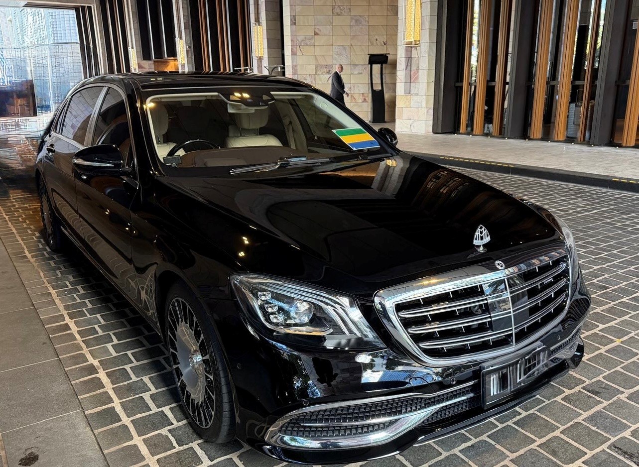 Airport transfer vehicle